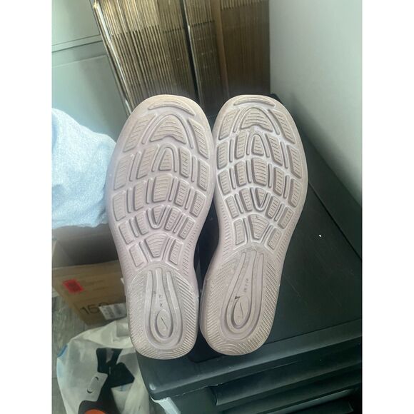 Womens US Size 9.5 Nike Pink Low Top Lace Up Sneakers - Picture 4 of 5